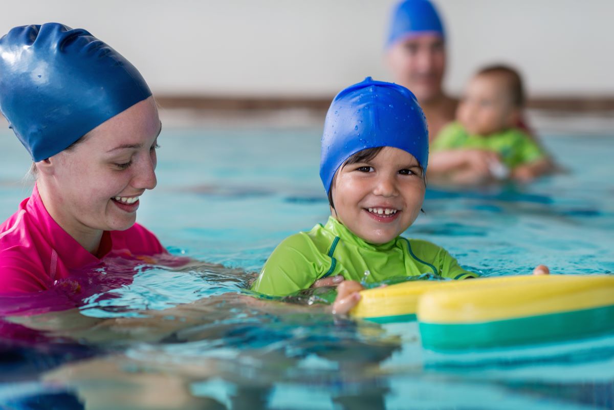 Schwimmen lernen im Main-Taunus-Kreis: Das richtige Alter un